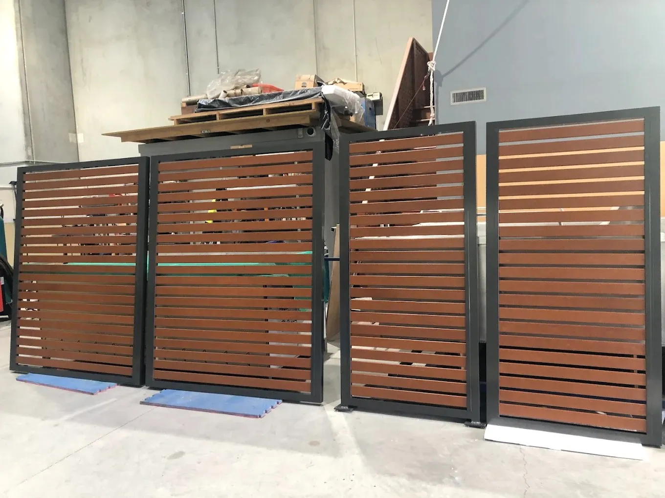 Two-tone fence panels with Knotwood slats
